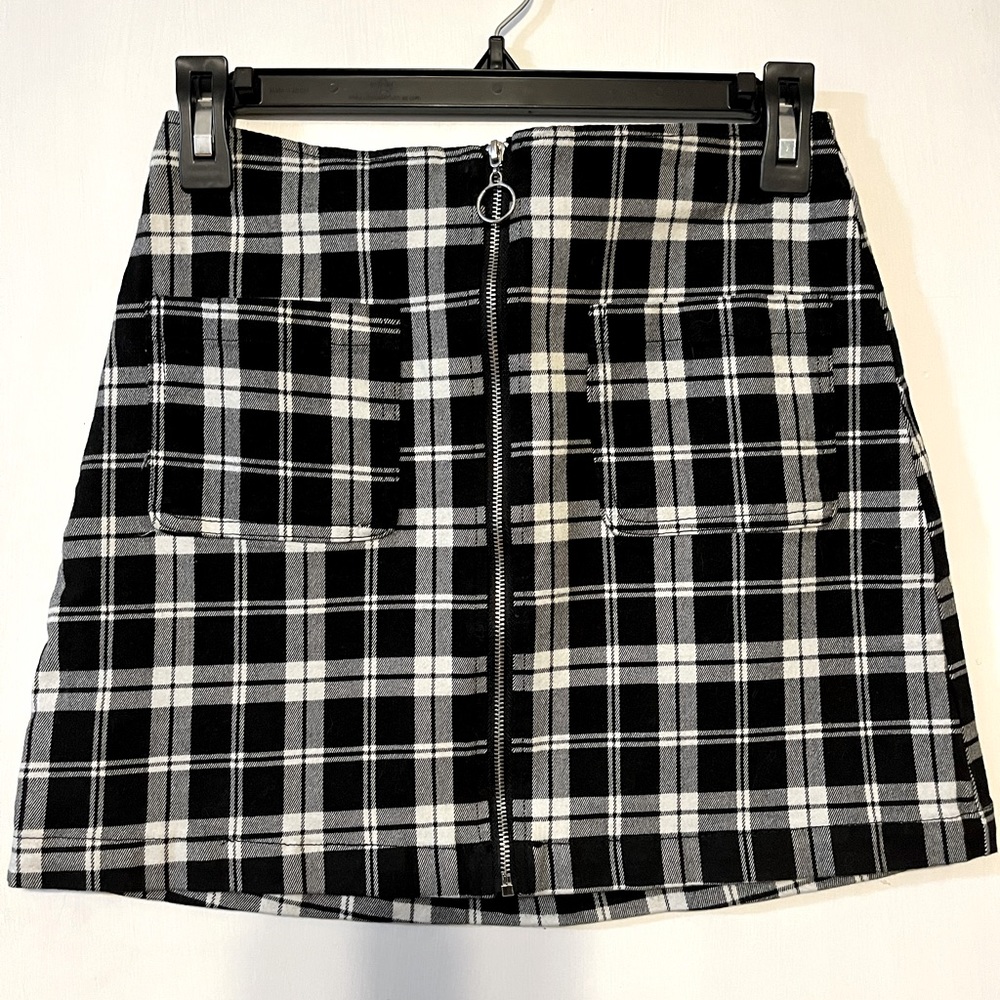 Gorgeous Tyla black/white mini skirt